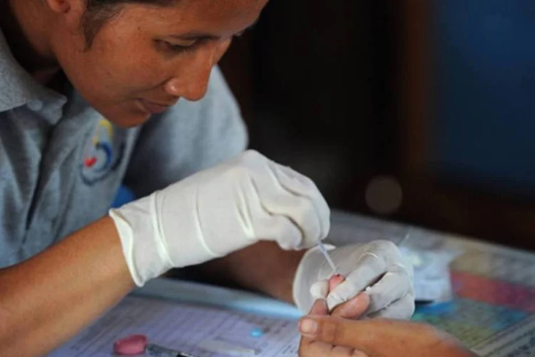 
	Profissional da sa&uacute;de faz um exame de sangue em uma crian&ccedil;a para verifica&ccedil;&atilde;o de mal&aacute;ria em Kanchanaburi, na Tail&acirc;ndia
 (Pornchai Kittiwongsakul/AFP)