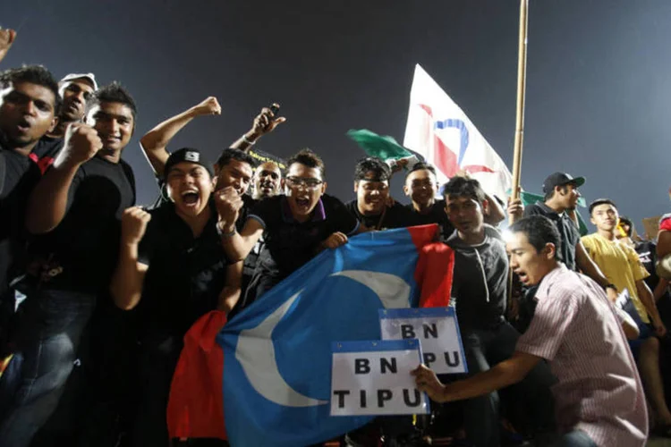Manifestantes acusam governo da Malásia de fraude em eleições: o governo e a Comissão Eleitoral tentaram diminuir importância a esta mobilização e dissuadir à população até o último momento. (REUTERS/Bazuki Muhammad)