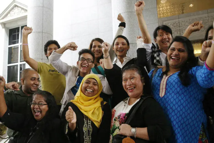 Militantes festejam decisão do tribunal de Putrajaya, Malásia, que permite que transexuais se vistam de mulher (Olivia Harris/Reuters)