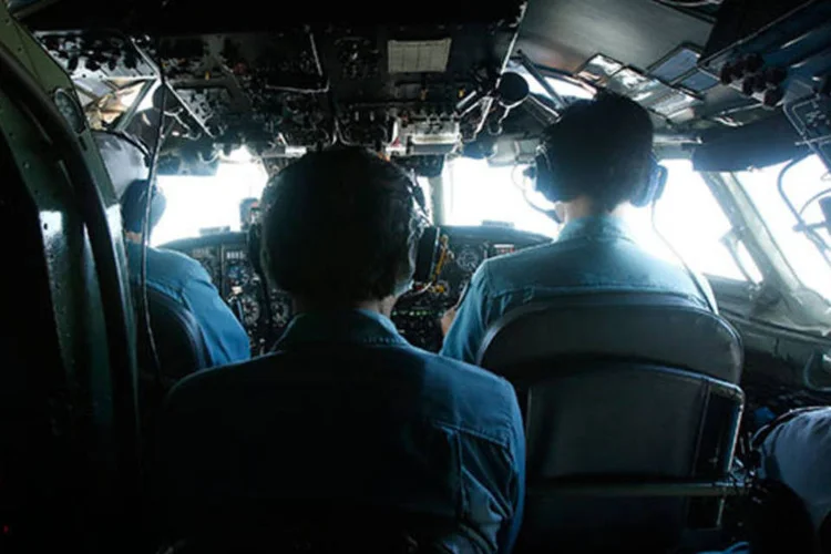 
	Miss&atilde;o de resgate de avi&atilde;o desparecido na Mal&aacute;sia: o Vietn&atilde; enviou dois helic&oacute;pteros da ilha de Phu Quoc nesta segunda-feira para recuperar o item descoberto mais cedo
 (REUTERS/Kham)