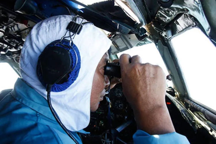 
	Militar procura por avi&atilde;o: o destino do avi&atilde;o Boeing 777-200ER da Malaysian Airlines tem estado envolto em mist&eacute;rio desde que ele desapareceu na costa leste da Mal&aacute;sia
 (REUTERS/Kham)