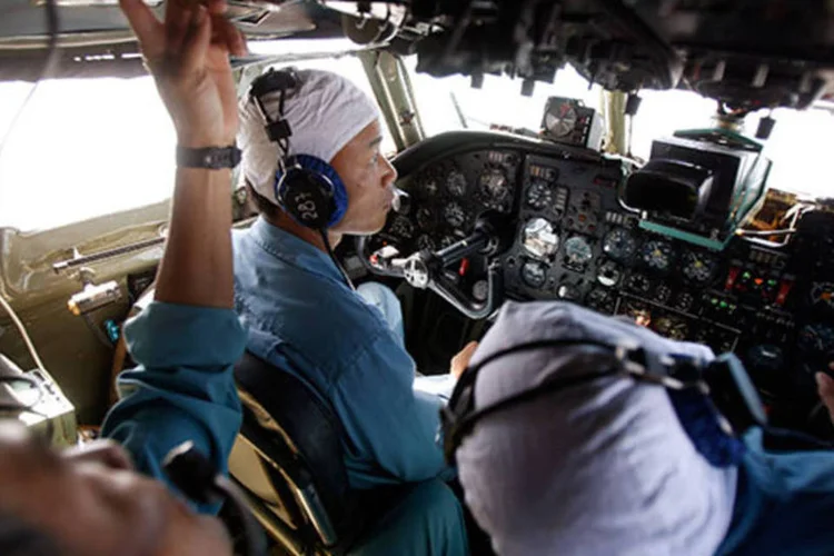 
	Militares participam de miss&atilde;o de busca e resgate de avi&atilde;o desaparecido da Malaysia Airlines
 (REUTERS/Kham)
