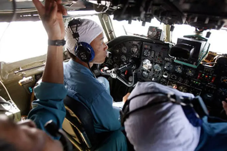 Militares participam de missão de busca e resgate de avião desaparecido da Malaysia Airlines (REUTERS/Kham)