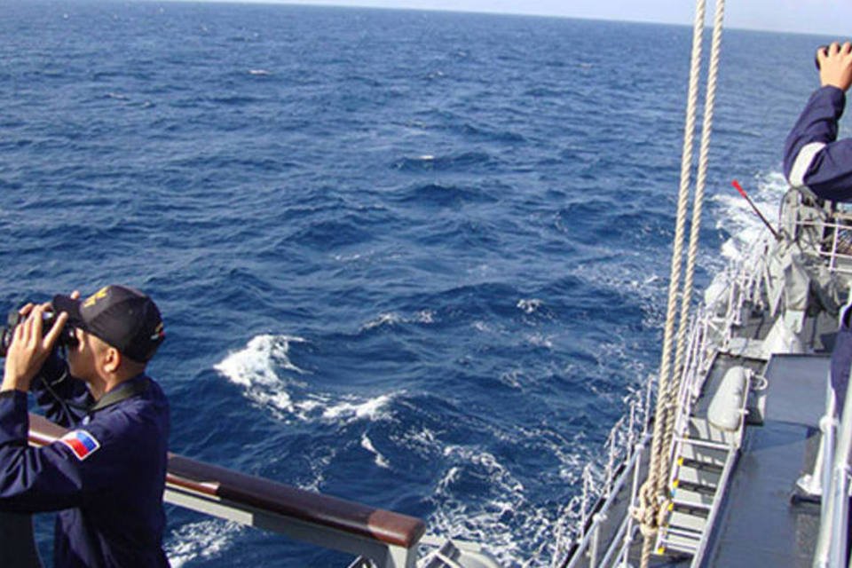 Navios iniciam no Índico rastreamento submarino de avião