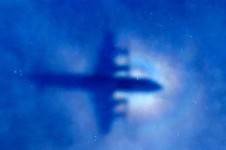 
	A sombra de um avi&atilde;o da For&ccedil;a A&eacute;rea da Nova Zel&acirc;ndia durante busca por avi&atilde;o desaparecido da Malaysia Airlines: dez avi&otilde;es e onze navios n&atilde;o encontraram sinais do jato na &aacute;rea de busca&nbsp;
 (REUTERS/Rob Griffith/Pool)