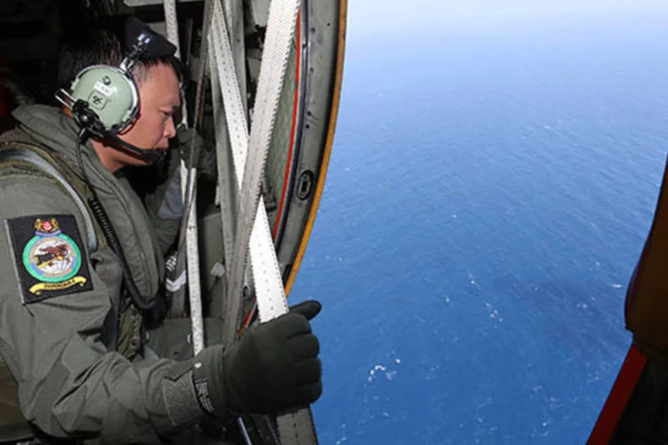 Um militar participa de missão de resgate de avião: mais cedo, a Malaysia Airlines informou que autoridades expandiram a área de buscas pelo avião para o Estreito de Malaca (REUTERS/Thong Kah Hoong Dennis/Lianhe Zaobao/Singapore Press Holdings Ltd)