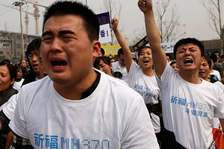 
	Parentes das v&iacute;timas do voo MH370 choram durante protesto:&nbsp;delega&ccedil;&atilde;o explicar&aacute; com mais detalhes aos parentes os &uacute;ltimos dados sobre o voo
 (REUTERS/Kim Kyung-Hoon)