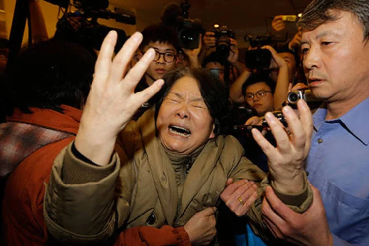 
	Parente de v&iacute;tima do voo MH370 chora durante coletiva de imprensa: a Malaysia Airlines ajudar&aacute; &agrave;s fam&iacute;lias a viajar at&eacute; a Austr&aacute;lia&nbsp;
 (REUTERS/Jason Lee)