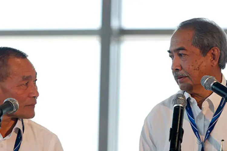 O chefe-executivo da Malaysia Airlines. Ahmad Jauhari Yahya (e), e o presidente da companhia aérea, Nor Yusof, durante coletiva de imprensa (REUTERS/Samsul Said)