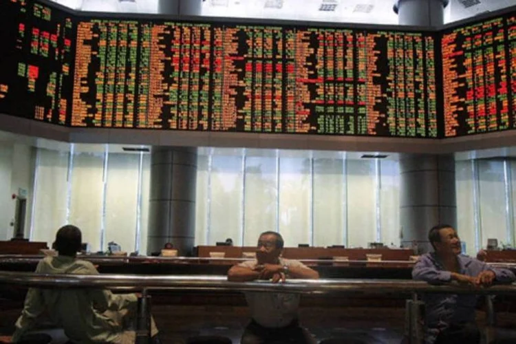 Baixa: No Japão, o índice Nikkei caiu 0,55% hoje em Tóquio; na China continental, o Xangai Composto teve baixa de 0,47%; em outras partes da Ásia, o Hang Seng caiu 1% em Hong Kong (Rahman Roslan/Getty Images)
