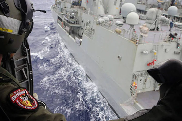 
	Helic&oacute;ptero e navio australianos juntos na busca pelo avi&atilde;o desaparecido da Malaysia Airlines: &quot;ningu&eacute;m deve subestimar a dificuldade da tarefa que ainda est&aacute; pela frente&quot;, disse Tony Abbott
 (REUTERS/Australian Defence Force/Handout via Reuters)
