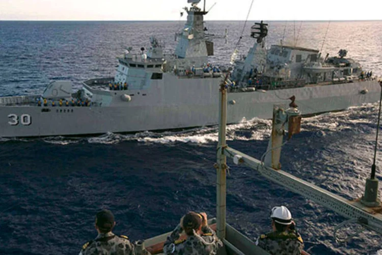 
	Navio da Austr&aacute;lia durante busca por avi&atilde;o da Malaysia Airlines:&nbsp;lugar de buscas nesta quinta-feira abrange uma &aacute;rea de 57.923 quil&ocirc;metros quadrados
 (REUTERS/Australian Defence Force/Handout via Reuters)