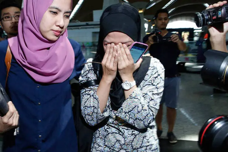 Familiares de passageiros do voo MH17 chegam ao Aeroporto de Kuala Lumpur  (REUTERS/Olivia Harris)