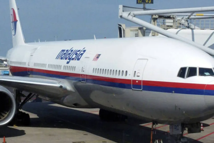 
	Avi&atilde;o MH-17 da Malaysia Airlines &eacute; visto no aeroporto de Schiphol, em Amsterdam, antes de decolar para Kuala Lumpur: a trag&eacute;gia matou 298 pessoas
 (Yaron Mofaz/Reuters)