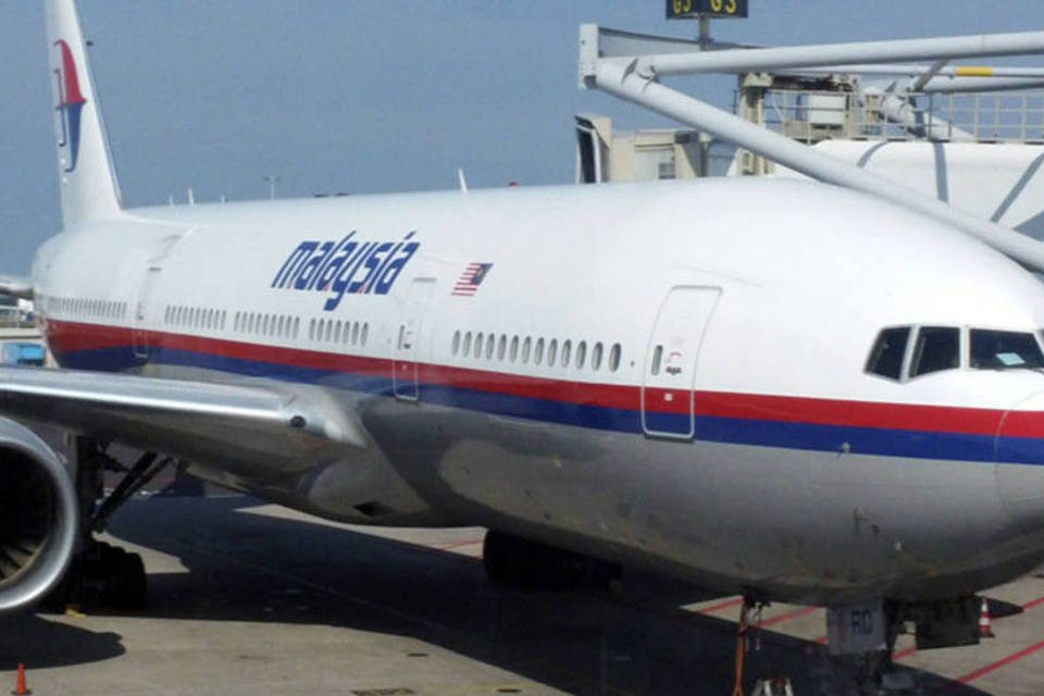 Busca por avião da Malaysia Airlines é retomada