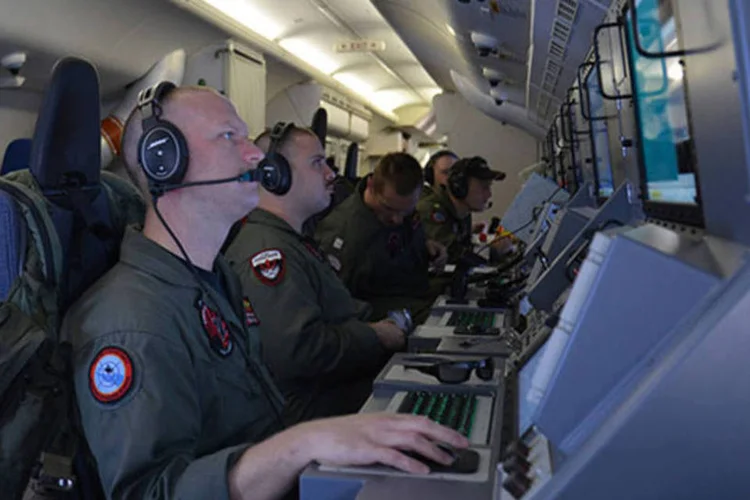 Militares americanos buscam avião desaparecido da Malaysia Airlines: vários navios e seis aviões participam das operações (REUTERS/U.S. Navy/Mass Communication Specialist 2nd Class Eric A. Pastor/Handout)