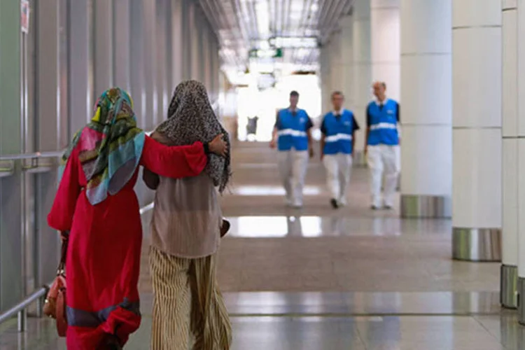 
	Familiares de passageiros de avi&atilde;o desaparecido caminham pelo Aeroporto Internacional Kuala Lumpur: a autoridade disse que o alerta n&atilde;o tinha rela&ccedil;&atilde;o com o voo da Malaysia Airlines
 (REUTERS/Samsul Said)