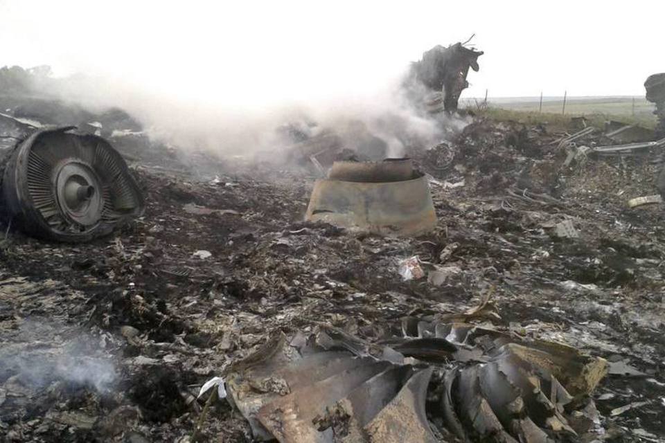 Relatório inicial afirma que avião foi derrubado na Ucrânia