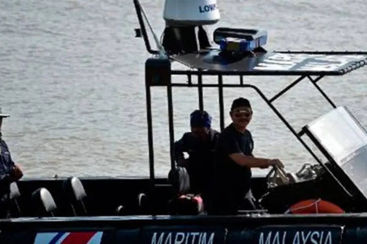 Busca por sobreviventes de barco que naufragou na Malásia carregando imigrantes da Indonésia  (Manan Vatsyayana/AFP)