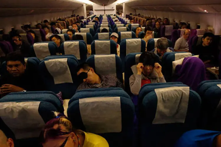 
	Passageiros a bordo de um avi&atilde;o da Malaysia Airlines: a companhia a&eacute;rea est&aacute; sujeita a pagar, segundo um tratado internacional, at&eacute; US$ 175.000 por passageiro ou possivelmente mais
 (REUTERS/Edgar Su)