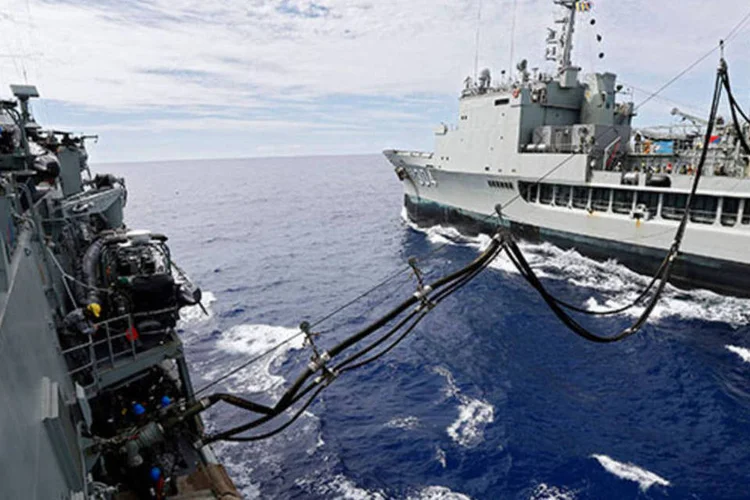 
	Navio busca avi&atilde;o da Malaysia Airlines: caso seja confirmado, este seria o quinto sinal detectado do voo MH370
 (REUTERS/Australian Defence Force/Handout via Reuters)