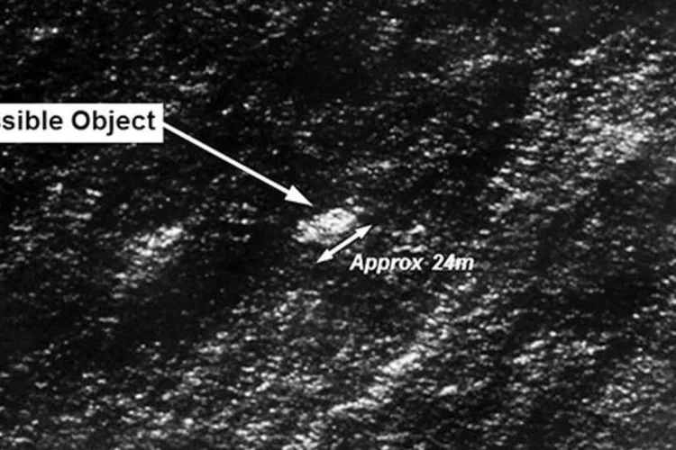 
	Imagem de sat&eacute;lite de objetos que podem ser destro&ccedil;os de avi&atilde;o desaparecido: a regi&atilde;o identificada pelo sat&eacute;lite fica a cerca de 2,5 mil quil&ocirc;metros do territ&oacute;rio australiano
 (REUTERS/Australian Maritime Safety Authority/Handout)