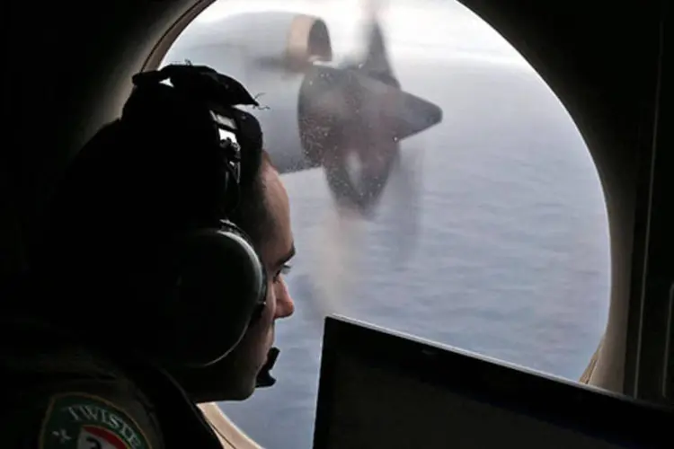 
	Buscas por avi&atilde;o desaparecido da Malaysia Airlines: radares militares detectaram que o avi&atilde;o fez uma curva para oeste e voltou a cruzar a pen&iacute;nsula da Mal&aacute;sia
 (REUTERS/Rob Griffith/Pool)