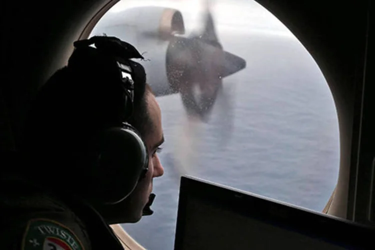 
	Buscas por avi&atilde;o desaparecido da Malaysia Airlines: alguns destro&ccedil;os foram encontrados em &aacute;guas remotas na Austr&aacute;lia e esses destro&ccedil;os podem ser do avi&atilde;o desaparecido
 (REUTERS/Rob Griffith/Pool)