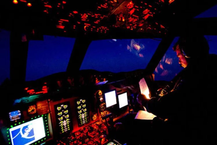 Piloto da Força Aérea da Austrália analisa documentos durante busca pelo avião desaparecido da Malaysia Airlines (REUTERS/Australian Defence Force/Handout via Reuters)