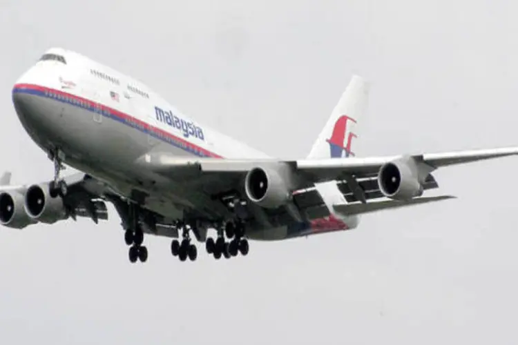 
	Avi&atilde;o da Malaysia Airlines: apesar de a esperan&ccedil;a de encontrar vest&iacute;gios do avi&atilde;o da Malaysia Airlines aumentar com as informa&ccedil;&otilde;es dos sat&eacute;lites, o mau tempo atrapalha as buscas
 (Wikicommons)