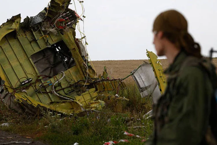 
	Um rebelde pr&oacute;-R&uacute;ssia protege o local da queda do avi&atilde;o da Malaysia Airlines
 (REUTERS/Maxim Zmeyev)