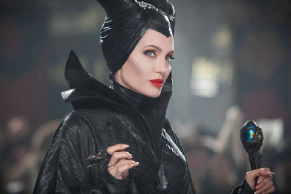 Angelina Jolie encarna bruxa “Malévola” no cinema
