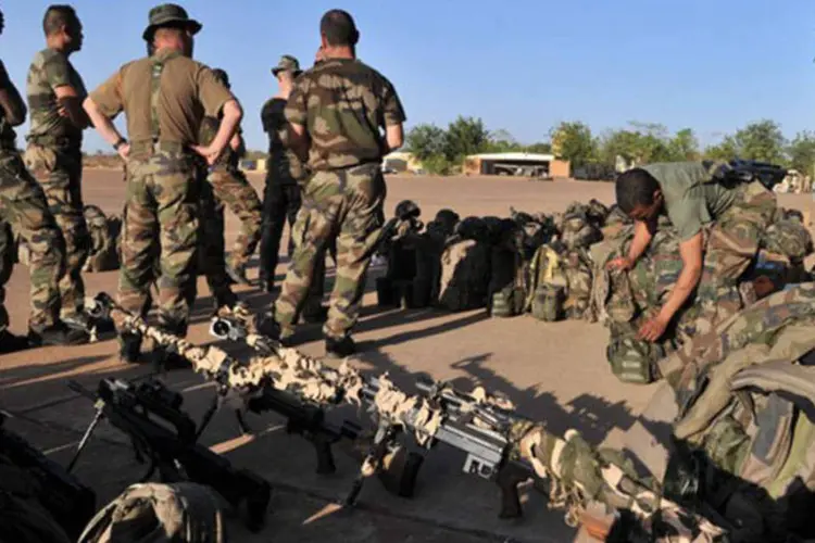
	Soldados franceses se preparam em Bamaco, no Mali: segundo a UE, os militares europeus n&atilde;o v&atilde;o participar das opera&ccedil;&otilde;es de combate (Issouf Sanogo/AFP)