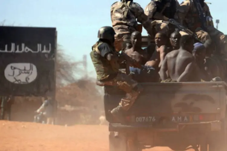 
	Soldados do Mali: desde abril&nbsp;explodiram enfrentamentos entre o Ex&eacute;rcito e grupos pr&oacute;ximos &agrave;s mil&iacute;cias tuaregue
 (PASCAL GUYOT/AFP/Getty Images)