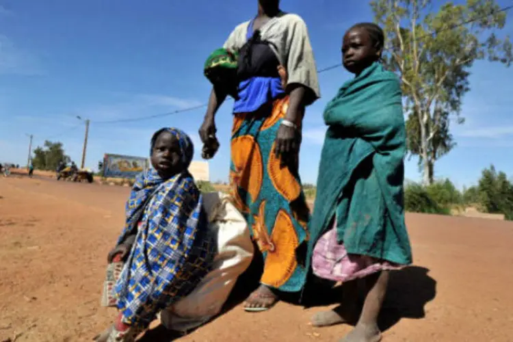 
	Fam&iacute;lia em estrada no Mali:&nbsp;cerca de 136 mil crian&ccedil;as sofrem de desnutri&ccedil;&atilde;o severa aguda no Mali, de acordo com estat&iacute;sticas
 (ISSOUF SANOGO/AFP/Getty Images)