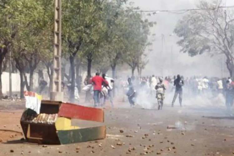 Partidários de rebeldes tuaregues se chocam com as forças de segurança, em Bamako, 2 de fevereiro de 2012
 (AFP)