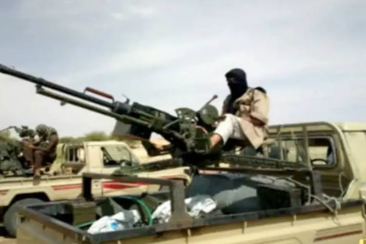 Imagem retirada de vídeo mostra combatente da Aqmi no norte do Mali (AFP)