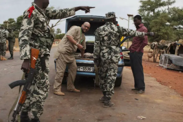 
	Soldados do Ex&eacute;rcito revistam ve&iacute;culo em um posto de controle militar em Sevare, no Mali
 (REUTERS / Joe Penney)