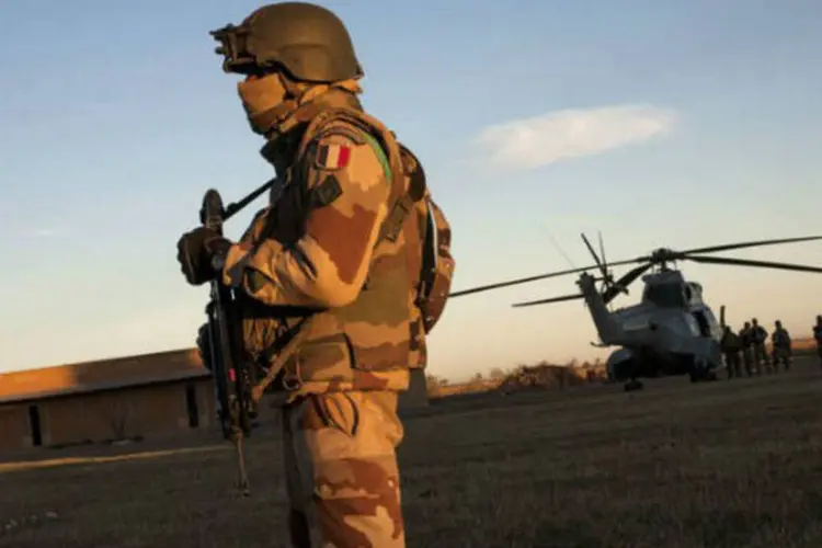 
	Soldado franc&ecirc;s em Mali: o tenente-general explicou que soldados franceses e malineses detiveram a ofensiva dos grupos terroristas do norte do pa&iacute;s.
 (©afp.com / Fabio Bucciarelli)