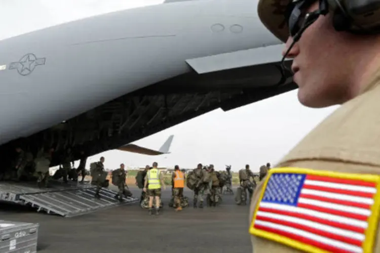 
	Soldado americano em aeroporto no Mali: a For&ccedil;a &Aacute;rea dos EUA est&aacute; mantendo entre oito e 10 pessoas no aeroporto da capital para ajudar com a decolagem e aterrissagem&nbsp;
 (REUTERS/Eric Gaillard)