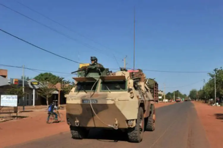 Veículo blindado do exército francês é visto em estarda do Mali (©afp.com / Issouf Sanogo)