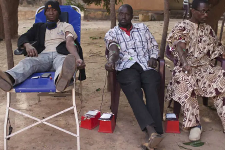 
	Malianos doam sangue que ser&aacute; levado a soldados do pa&iacute;s, no norte do Mali, em Bamako
 (REUTERS / Joe Penney)