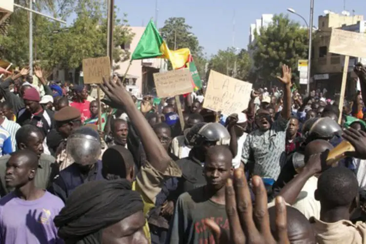 
	Popula&ccedil;&atilde;o se manifesta em Bamako, para pedir uma resolu&ccedil;&atilde;o da ONU:&nbsp;resolu&ccedil;&atilde;o estabelece crit&eacute;rios de refer&ecirc;ncia para o progresso pol&iacute;tico e os preparativos militares
 (AFP/Habibou Kouyate)