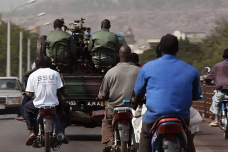 
	Soldados malineses dirigem nas ruas de Bamaco: segundo representante, a Otan n&atilde;o recebeu nenhum pedido formal para intervir em Mali nem discutiu essa possibilidade
 (Joe Penney/Reuters)