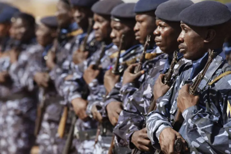 Soldados do Mali ouvem discurso do presidente Dioncounda Traore em base aérea em Bamako (Joe Penney/Reuters)