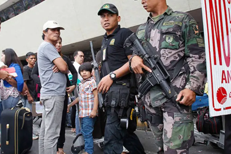 
	Membros do Grupo de Seguran&ccedil;a A&eacute;rea da Pol&iacute;cia das Filipinas patrulha o Aeroporto Internacional de Manila: os passaportes dos viajantes devem ser analisados mais detalhadamente
 (REUTERS/Romeo Ranoco)