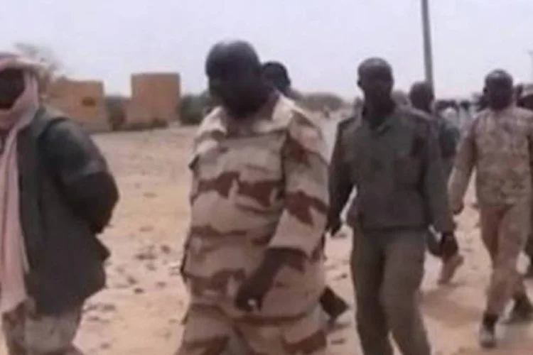 Vídeo alegadamente mostra prisioneiros capturados por combatentes do Ansar Dine: Ansar Dine também demoliu a maioria dos mausoléus de santos muçulmanos de Timbuctu (©AFP / -)