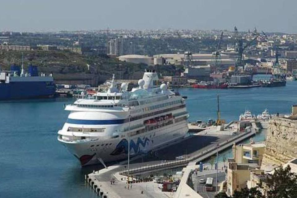 Navio militar dos EUA resgata imigrantes perto de Malta