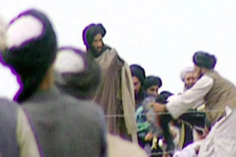 
	Mul&aacute; Omar (C) durante encontro com suas tropas em Kandahar, em foto de 1996
 (AFP)
