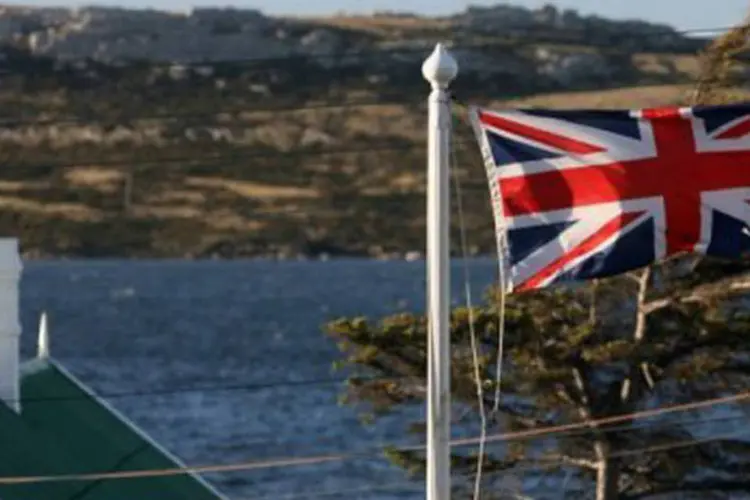 
	A bandeira brit&acirc;nica sobre uma casa em Port Stanley, nas Malvinas: governo ilh&eacute;u argumentou que a rela&ccedil;&atilde;o com o Reino Unido est&aacute; baseada em ideais comuns
 (Daniel Garcia/AFP)